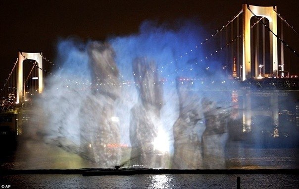 Taniec w ciemności. Unikalne przedstawienie, które mogą oglądać lokalni mieszkańcy Japonii oraz liczni turyści, którzy zatrzymali się na wyspie Odaiba. To duża wyspę w Zatokie Tokijskim, połączona wspaniałym Mostem Tęcza z centrum japońskiej stolicy Tokio - 5