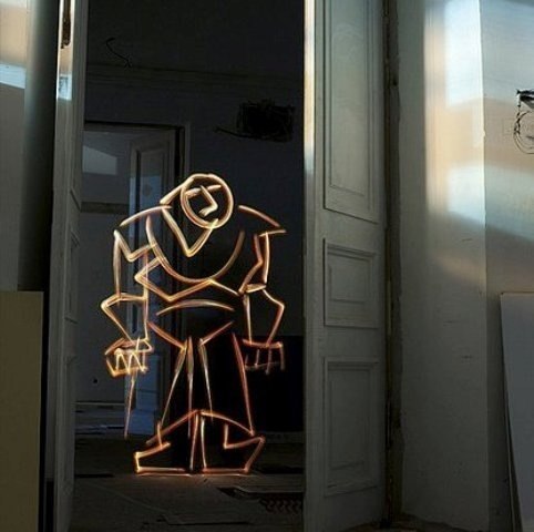 光绘艺术——一种利用长时间曝光在相机中创作有意义的图像的艺术形式，这种创作过程不涉及计算机后期处理。