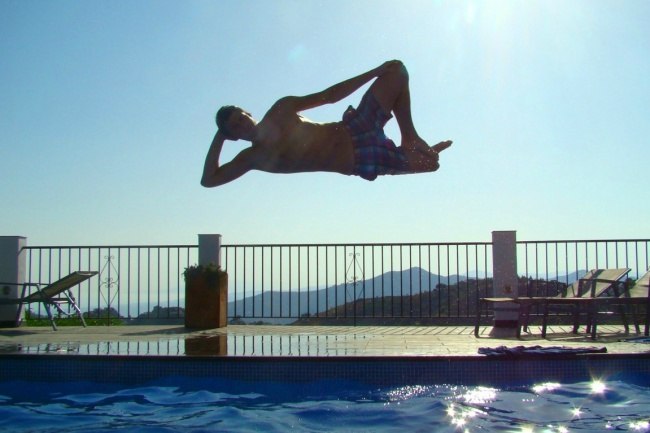 自由潜水（休闲潜水）：这种新的娱乐活动是由在英国感到无聊的年轻人们发明的。