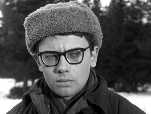 亚历山大·谢尔盖耶维奇·杰米亚年科出生于1937年5月30日，出生于斯维尔德洛夫斯克。他曾在吉蒂斯学习，毕业后在马雅可夫斯基剧院工作了几个月，随后搬到了列宁格勒，并在那里度过了余生。他的戏剧生涯……