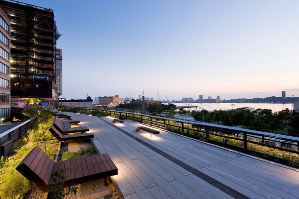 La High Line: un parque en Manhattan a una altura de aproximadamente 10 metros sobre el suelo, construido sobre las instalaciones de un antiguo ferrocarril elevado