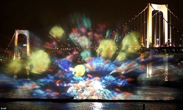 Taniec w ciemności. Unikalne przedstawienie, które mogą oglądać lokalni mieszkańcy Japonii oraz liczni turyści, którzy zatrzymali się na wyspie Odaiba. To duża wyspę w Zatokie Tokijskim, połączona wspaniałym Mostem Tęcza z centrum japońskiej stolicy Tokio - 7