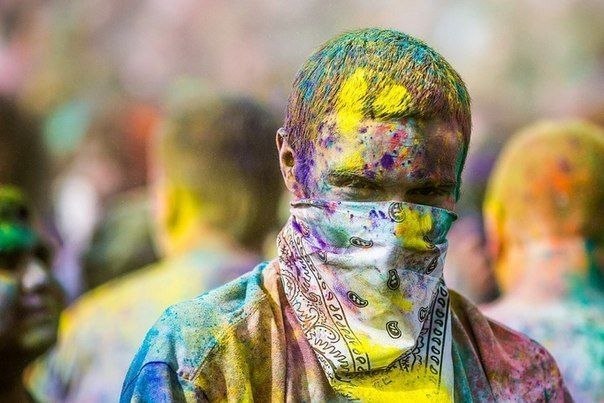 Holi, auch bekannt als Phagwaah oder Bhojpuri, ist ein jährlich stattfindendes und sehr beliebtes hinduistisches Frühlingsfest – auch bekannt als das Fest der Farben. Bei den farbenfrohen Veranstaltungen des Holi-Festivals werfen Tausende von Menschen bunte Pulver in die Luft, was für eine wunderschome und spektakuläre Ansicht bildet. - 6