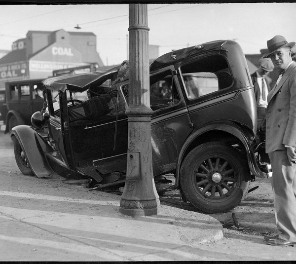 Zu Beginn des letzten Jahrhunderts ähnelten Autos noch immer Pferdekutschen und waren nicht mit irgendwelchen Sicherheitsmaßnahmen ausgestattet. Die Geschwindigkeit aller Fahrzeuge lag unter 30 km/h, und es gab nur eine Bruchteil der heutigen Anzahl an Autos. Doch trotzdem - 6