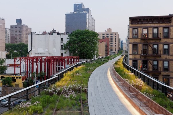 The High Line – ein Park auf Manhattan in einer Höhe von etwa 10 Metern über dem Erdboden, der anstelle einer ehemaligen oberirdischen Eisenbahn angelegt wurde - 5