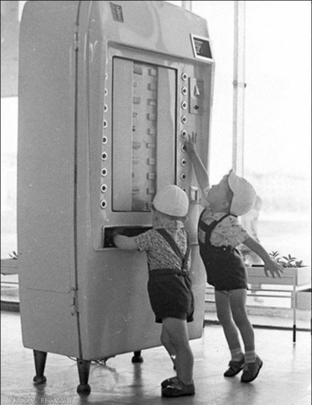 我们就是那些看过《兄弟1》和《兄弟2》的人，我们就是那些见证了泰坦尼克号的沉没的人，我们也是那些目睹了圣塔芭芭拉的诞生的人……我们就是那些曾经观看过ORT和RTR频道的人！我们更是那些亲历了移动通信技术发展历程的人。