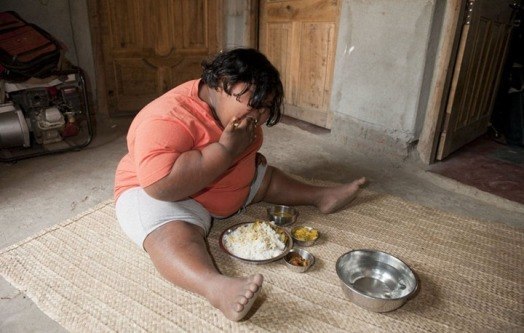 我们向您介绍一位名叫苏曼·哈顿的6岁女孩，她居住在印度。目前她的体重为91公斤，而身高仅为104厘米！她和父母以及兄弟姐妹们一起生活。