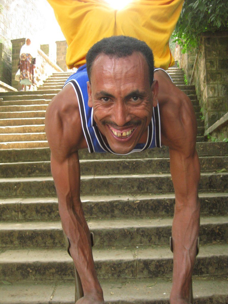 Personnes au courage indomptable. Tamere Zegaye : Un habitant de l’Éthiopie qui est capable de se déplacer sur ses mains mieux que sur ses pieds. En effet, né avec des pieds déformés, Tamere a dès son plus jeune âge développé ses capacités avec ses mains.