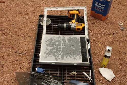 我们将旧液晶显示器改造成了一台私人监控设备。 - 5