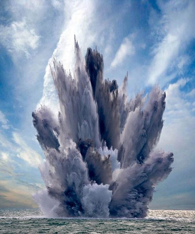 《爆炸》是瑞士艺术家乌利·奥尔哈的一个摄影项目，他从爆炸中汲取灵感，并从中找到了独特的审美价值。