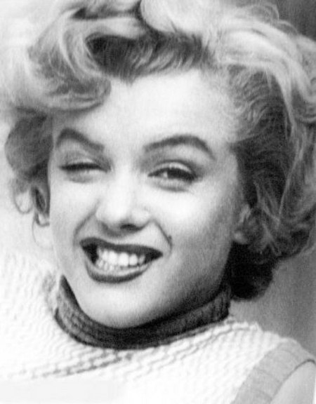 玛丽莲·梦露（本名：诺玛·简·贝克）于1926年6月1日出生在洛杉矶。在她出生两周后，这个女孩就被送养给了一个收养家庭。