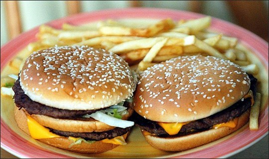 美国人与俄罗斯人代表了两种截然不同的文化传统和价值观体系。这两种文化在许多方面存在显著差异，这些差异体现在他们的生活方式、社会结构、政治制度以及哲学思考方式上。