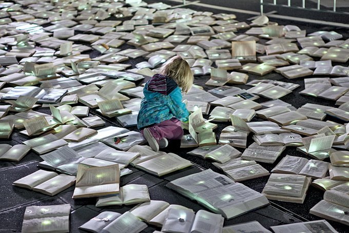 在六月的墨尔本，人们可以在城市的街道上看到这一巨大的艺术装置。这个作品是由西班牙艺术家团体Luzinterruptus创作的，它简直让交通流动完全停止了。