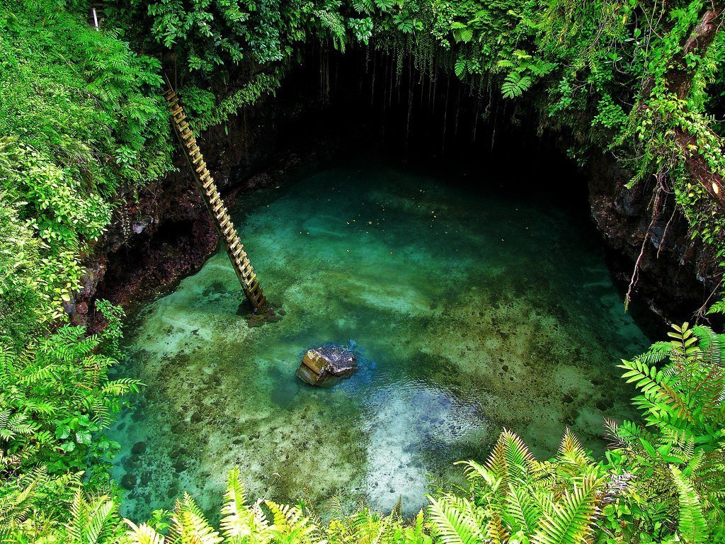 不寻常的游泳池