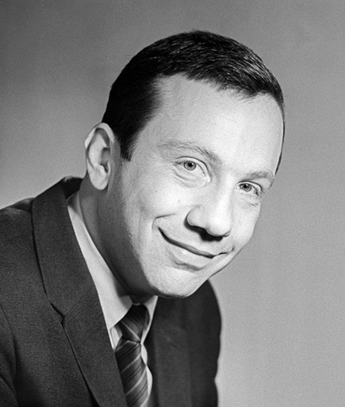 萨维利·维克托罗维奇·克拉马罗夫于1934年10月13日出生在莫斯科，一个律师家庭。20世纪30年代，他的父亲被当作“人民公敌”逮捕，最终在劳改营中去世，不久之后萨维利的母亲也离开了人世。他是由叔叔们抚养长大的。克拉马罗夫渴望成为一名律师，但是……