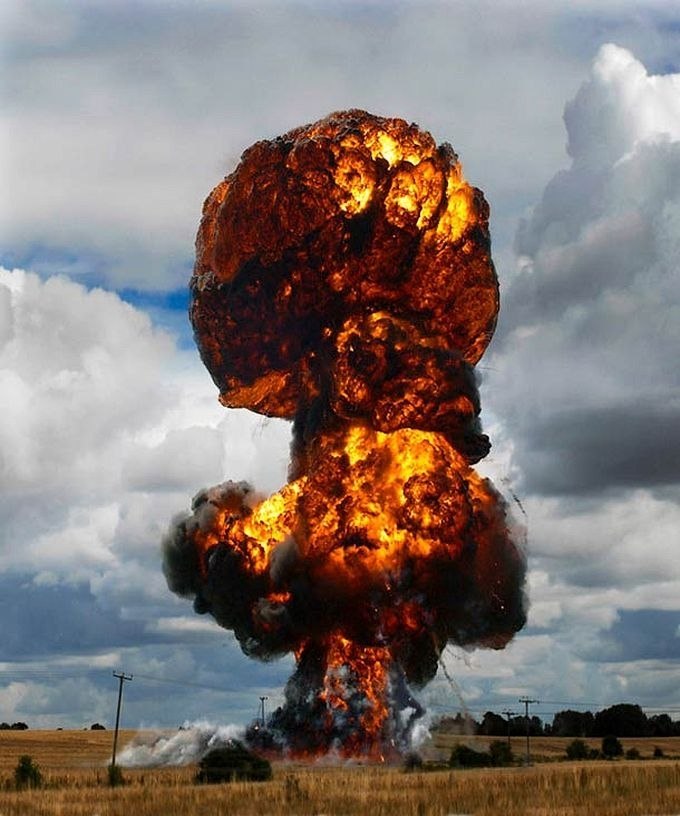 《爆炸》是瑞士艺术家乌利·奥尔哈的一个摄影项目，他从爆炸中汲取灵感，并从中找到了独特的审美价值。 - 6