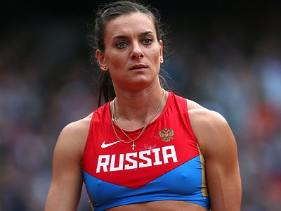 埃琳娜·加吉耶夫娜·伊辛巴耶娃于1982年6月3日出生在伏尔加格勒。她的父亲加吉·加法诺维奇来自达吉斯坦的丘维克村，该村庄位于杰尔宾特附近。她的母亲娜塔莉亚·彼得罗夫娜最初出生在伏尔加格勒附近的一个小村落，后来搬到了城市里居住。