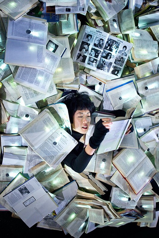 在六月的墨尔本，人们可以在城市的街道上看到这一巨大的艺术装置。这个作品是由西班牙艺术家团体Luzinterruptus创作的，它简直让交通流动完全停止了。 - 5