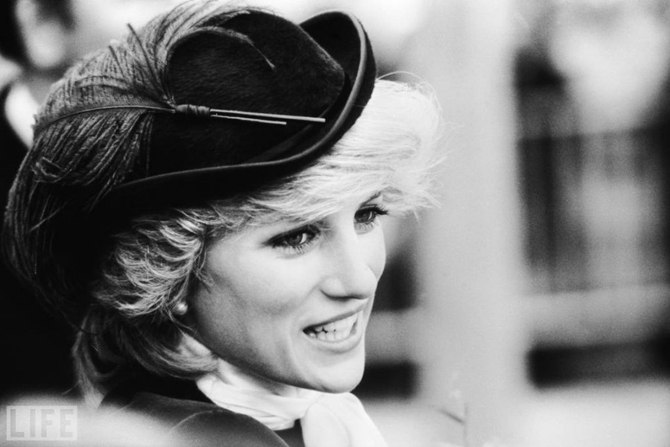 Принцеса Діана (уроджена леді Діана Франсіс Спенсер) народилась 1 липня 1961 року в Сандрінгемі, графство Норфолк (Англія). Діана походить з відомої та аристократичної родини. Вона отримала високу освіту у Швейцарії.