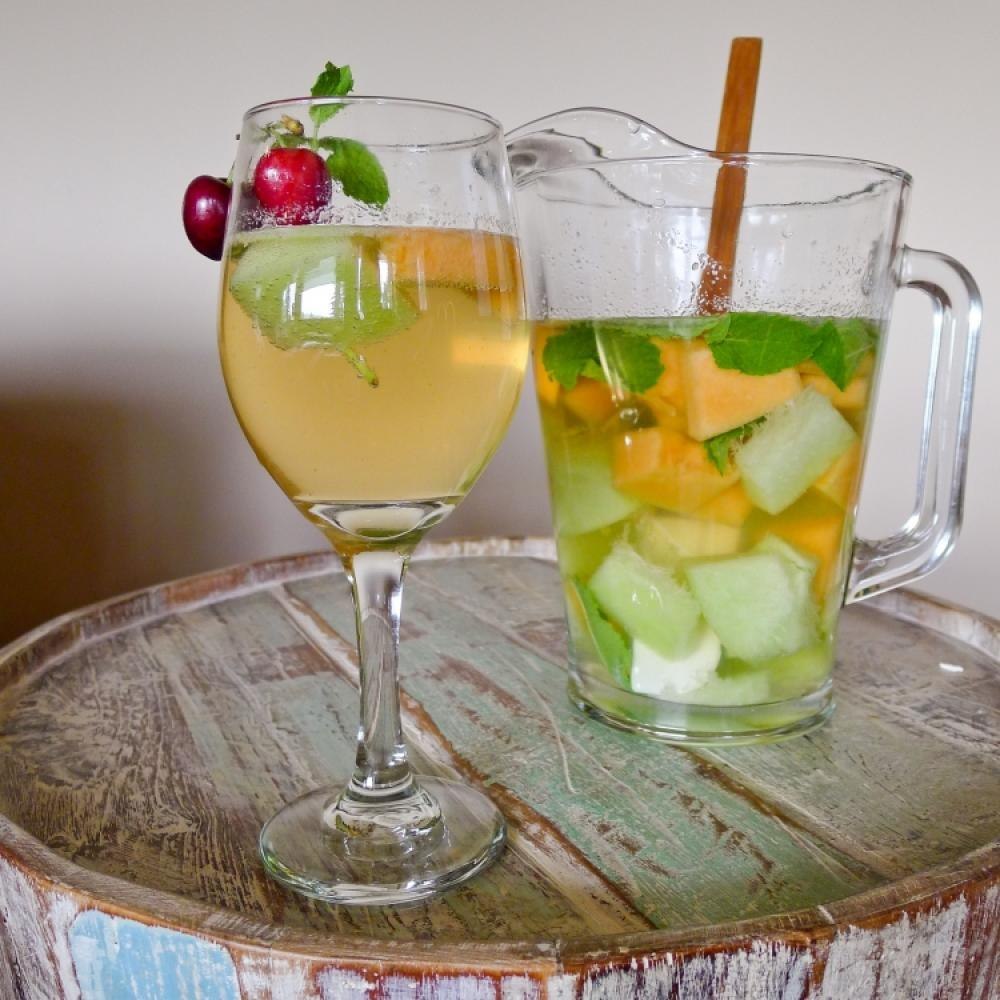 Biała śliwkowa sangria