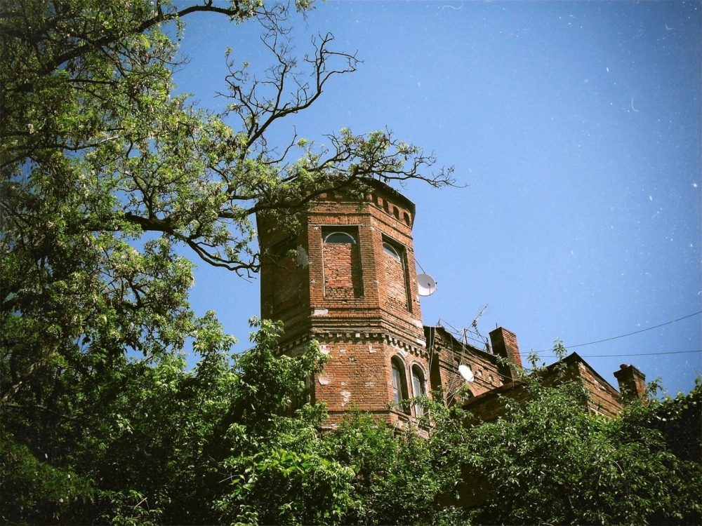 Polish parki i dziedzinice w Charkowie skrywają w sobie wiele ciekawych domów i miejsc. Jeden z takich parków znajduje się w alejce Sammerowskim. Przechodzi on przez uliczkę Krawcowa i znajduje się mniej więcej w połowie odległości między ulicami Klочковską i Rymarską. Powstał on…