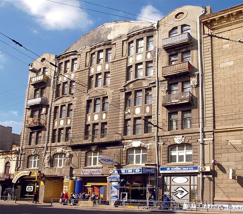 Ex anteriormente edificio residencial de renta y el cine “Amper”. Arquitecto: A.I. Gorokhov (1913). (Calle Sumskaya, 5.)