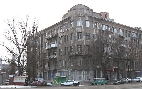 Ulica Poltawski szlach, 47/49.<br>Były kamienica z mieszkaniami i prywatna lekarnia (1918).