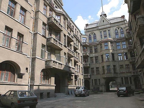 Ulica Artioma 6. Dom mieszkalny „Czerwony bankier” (1928). W przygotowaniu projektu brał udział architekt Andrusenko. Styl: dekoratywny art déco.