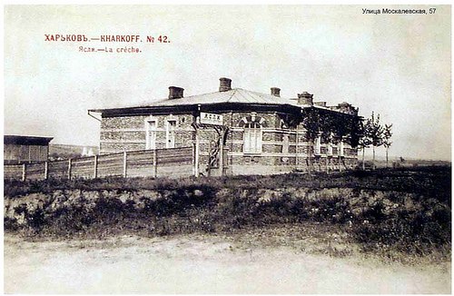 Antiguos jardines de infancia, antena de radio con silenciador<br>y el edificio de la sexta clínica médica.