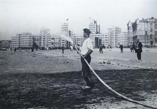 在扎戈斯普罗米亚，人们建造没有厨房的房屋，同时还枪杀作家。