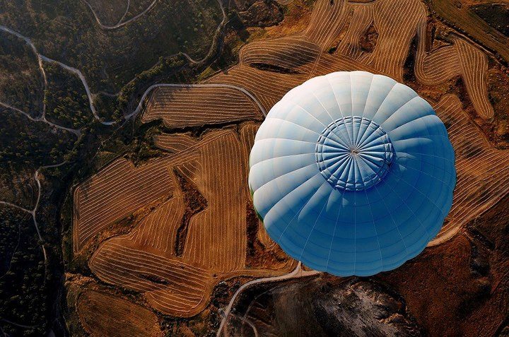 Ein ungewöhnlicher Spaziergang in einer Luftballonhülle