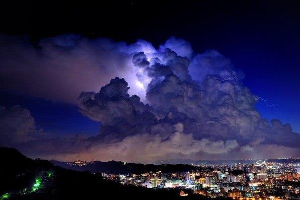Grollende Donnerwolken über der Stadt Hsinchieng, Taiwan