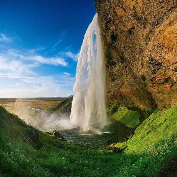 Seljalandsfoss ist einer der bekanntesten Wasserffälle in Island.