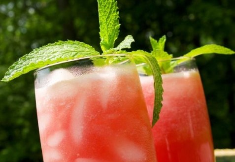 Trinkgetränk mit Wassermelone, Himbeeren und Minze