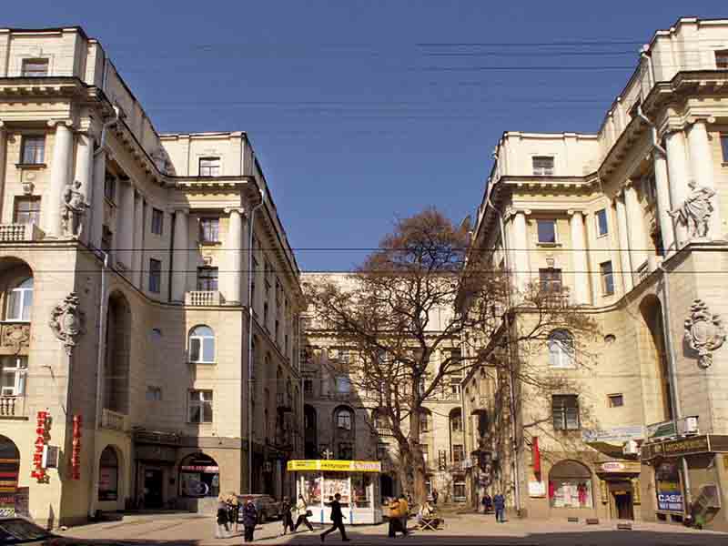 保险公司“萨拉曼德拉”内部的餐厅