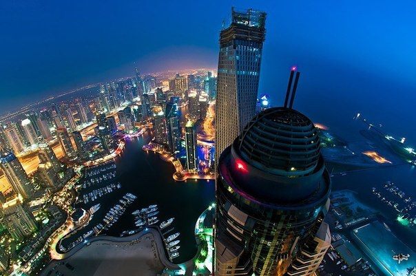 Nachtliches Dubai verströmt eine Atmosphäre, die völlig entgegengesetzt zu all den Emotionen und Eindrücken ist, welche Dubai tagsüber vermittelt.