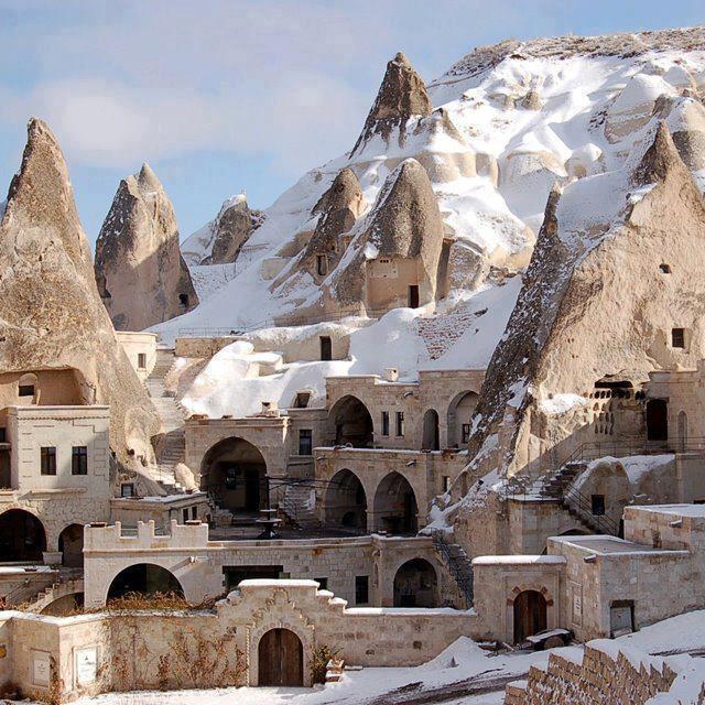 Hotel Fairy Chimney in Göreme, Turkey  
---  

Return ONLY the complete translated text. No additional elements shall be added.