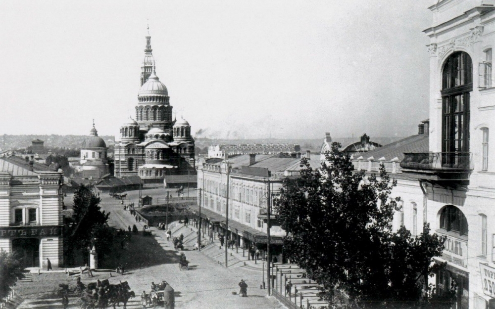 Straße ohne Häuser.