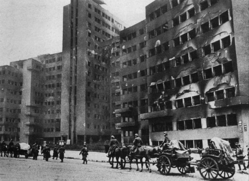 您知道吗，实际上在为哈尔科夫进行的四场战役中，以及在该城两次被占领期间，苏联和德国损失的兵力人数远远超过了第二次世界大战历史上其他任何战役或地区——甚至包括斯大林格勒战役。事实上，1941年5月1日时，这座城市的人口还为90.1万人呢。 - 5