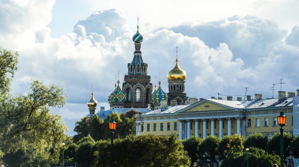 Plötzlich ein wunderschöner Beginn des herbstlichen Jahres in Sankt Petersburg. - 5