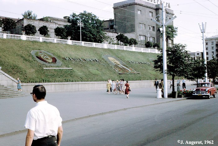 Советский Харьков в объективе западного фотографа <br>James Augerot. Он создал серию снимков городов СССР 1962 года, где запечатлена и первая столица Украины – Харьков.