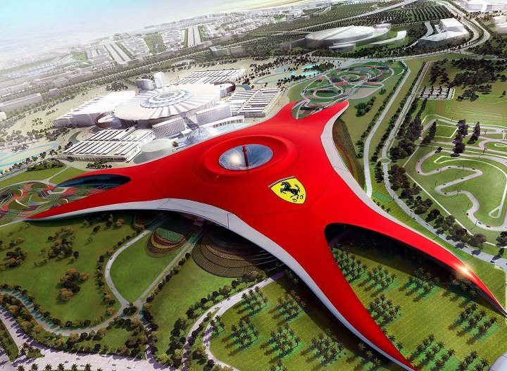 Parc d'attractions «Ferrari World» sur l'île de Yas à Abu Dhabi, aux Émirats arabes unis.