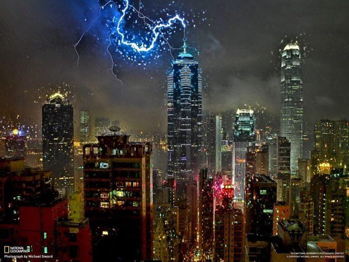 Un rayo golpea la antena de un rascacielos en Hong Kong, China.
