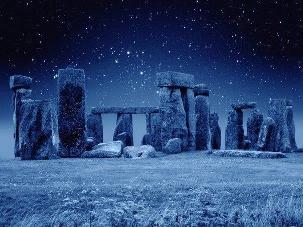 Stonehenge de noche, condado de Wiltshire, Reino Unido
