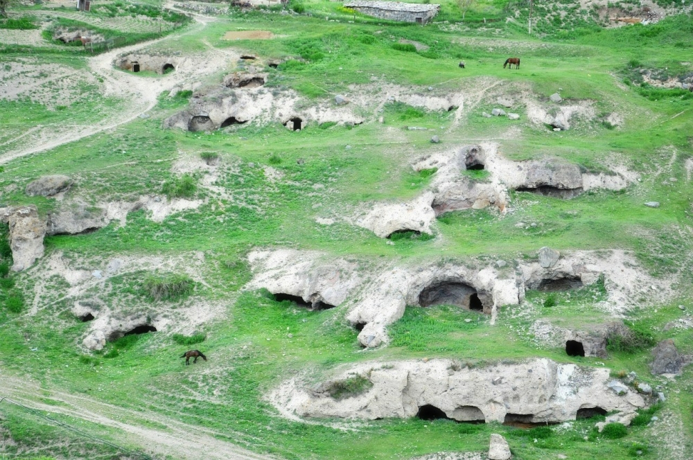 Höhlen der alten Bewohner in der Nähe von Goris. Auf dem Weg nach Artsach.