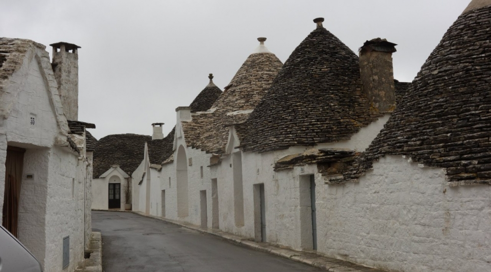 Италия, Апулия, Альберобелло<br>Альберобелло — коммуна в провинции Бари, знаменита уникальными сооружениями трулли, включёнными в список Всемирного наследия ЮНЕСКО в 1996 г - 1