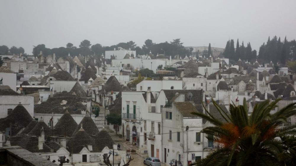 Италия, Апулия, Альберобелло<br>Альберобелло — коммуна в провинции Бари, знаменита уникальными сооружениями трулли, включёнными в список Всемирного наследия ЮНЕСКО в 1996 г - 3