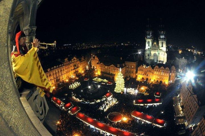Posaunist an der Alten Stadt Rathaus in Prag, Tschechien