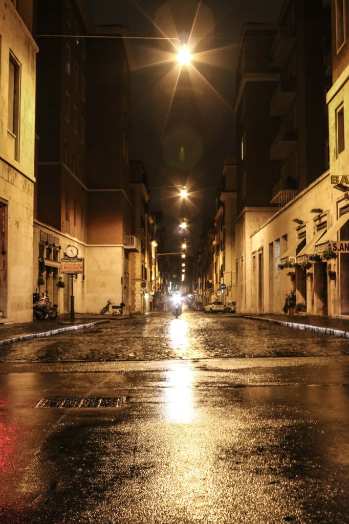 Wielki i starożytny Rzym, oświetlony światłem jesiennej nocy - 5