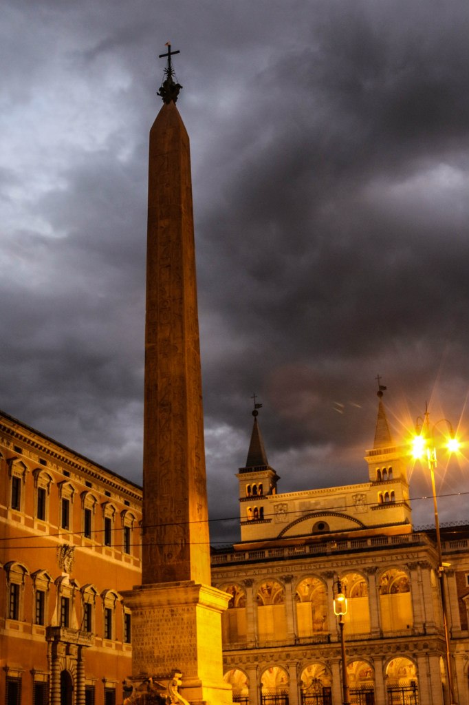 Wielki i starożytny Rzym, oświetlony światłem jesiennej nocy - 6